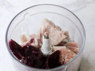 3、芋泥波波奶茶,取出放入料理机中