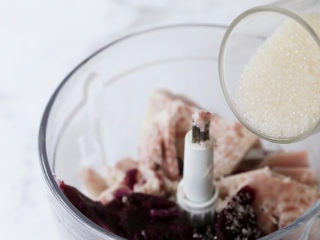 4、芋泥波波奶茶,加入白糖