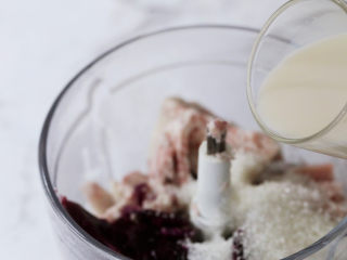 5、芋泥波波奶茶,加入纯牛奶