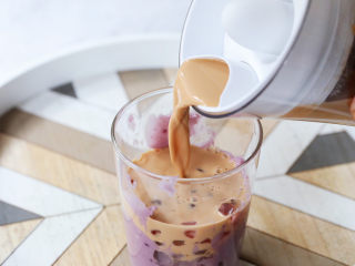 15、芋泥波波奶茶,最后将奶茶倒入杯中即可