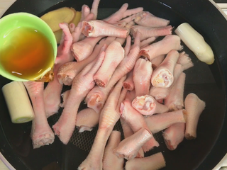 2、馋嘴风爪,冷水下锅 加葱 姜 料酒 煮开