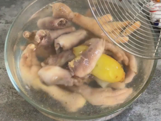 3、馋嘴风爪,煮开后捞出洗净 沥干备用