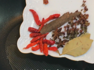 4、馋嘴风爪,干辣椒 花椒 八角 香叶 桂皮 炒香