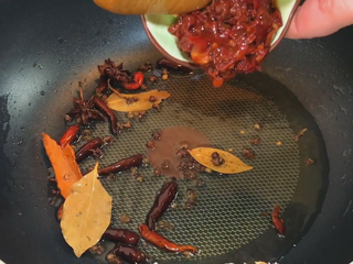 5、馋嘴风爪,加入豆瓣酱 炒出红油