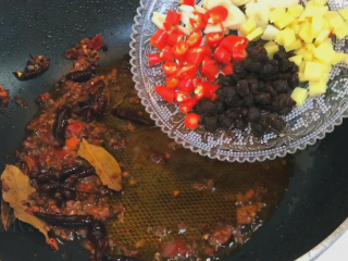 6、馋嘴风爪,小米椒 姜 蒜 豆豉翻炒2分钟