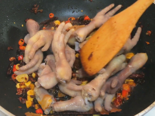 7、馋嘴风爪,倒入鸡爪翻炒均匀