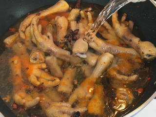 8、馋嘴风爪,倒入清水 没过鸡爪