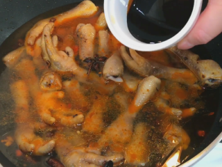 9、馋嘴风爪,加入生抽 老抽 料酒 大葱段或葱结