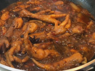 11、馋嘴风爪,煮开后少许盐 白糖 再大火收汁