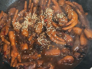 12、馋嘴风爪,出锅前加入熟的白芝麻