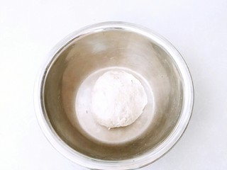 2、农夫面包,揉成面团。