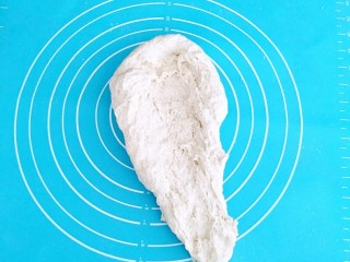 3、农夫面包,移到揉面垫揉面6分钟左右。