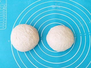 8、农夫面包,面团揉圆，盖上保鲜膜醒发二十分钟。