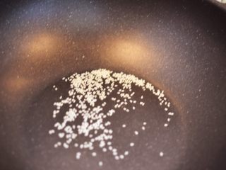3、韩式荞麦冷面,我的芝麻是生的,所以先炒芝麻。锅里不放油,中火放入芝麻。
