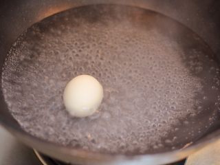 6、韩式荞麦冷面,水开后继续煮8-10分钟。