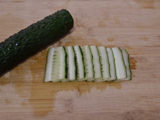 7、韩式荞麦冷面,煮鸡蛋的过程中准备配菜。黄瓜切片。