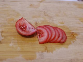 8、韩式荞麦冷面,番茄切片。