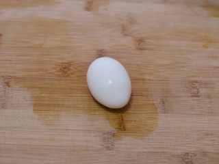 11、韩式荞麦冷面,鸡蛋煮好了,过冷水,容易剥壳。