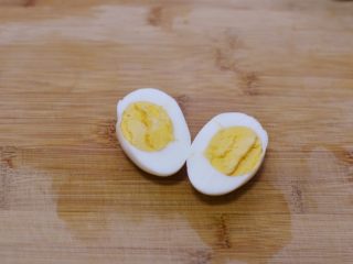 12、韩式荞麦冷面,对半切开。