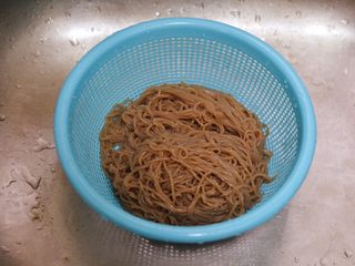 14、韩式荞麦冷面,用冷水冲洗到手感光滑,沥干水分。