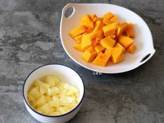 4、南瓜土豆浓汤,将南瓜和土豆去皮洗净切块;