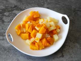 5、南瓜土豆浓汤,放入蒸锅蒸熟；