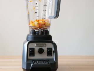 6、南瓜土豆浓汤,待冷却到不烫手后倒入破壁机搅拌杯里；