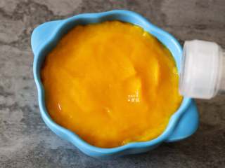 11、南瓜土豆浓汤,将浓汤倒入碗里，加入适量盐；