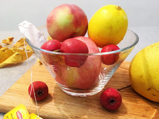 1、水果茶在家轻松做,把所有水果用盐把果皮搓洗干净，这步非常关键，很多水果都打了果蜡。