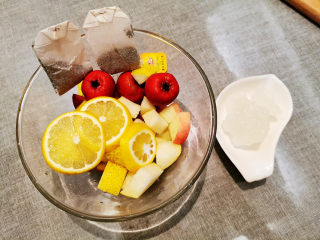 2、水果茶在家轻松做,除山楂外其他水果都切小块，柠檬切片。