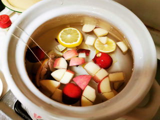 3、水果茶在家轻松做,把所有材料一起倒入砂锅，加水大火煮20-25分钟，完成。接下来你懂的，又是各种晒图时间。