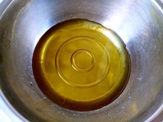 1、广式月饼—豆沙蛋黄月饼,将转化糖浆、枧水、花生油混合，搅拌均匀