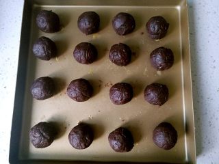 6、广式月饼—豆沙蛋黄月饼,摆入烤盘备用