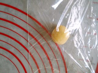 8、广式月饼—豆沙蛋黄月饼,将每个小剂子放入保鲜膜，两面都有保鲜膜覆盖，防粘