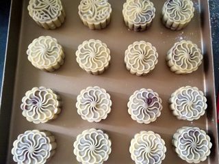 14、广式月饼—豆沙蛋黄月饼,摆入烤盘