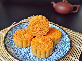 19、广式月饼—豆沙蛋黄月饼,成品图