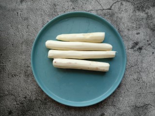 2、山药奶昔,山药去皮洗净 掰小段 （去皮时一定要带上手套 避免汁液接触皮肤引起瘙痒）。