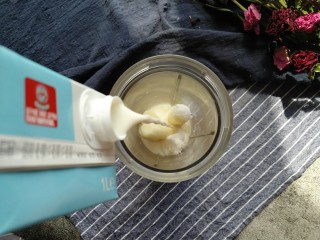 5、山药奶昔,倒入纯牛奶。