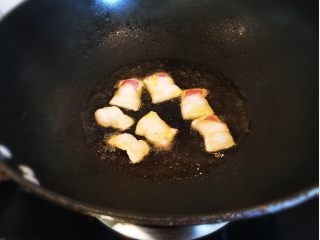 4、豆角焖面,热锅加底油，先放肥肉片煸出油份。
