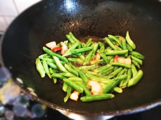 5、豆角焖面,放入扁豆大火翻炒。