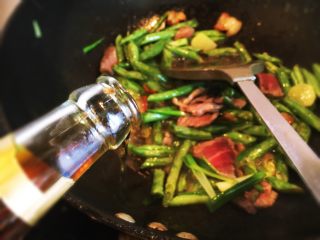 7、豆角焖面,继续加入糖和料酒。