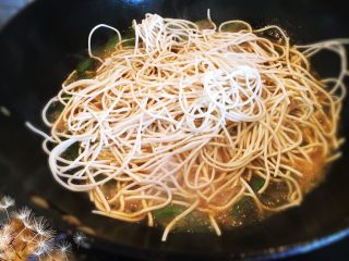 11、豆角焖面,面条抓散后放在菜上，就不要再翻动了。