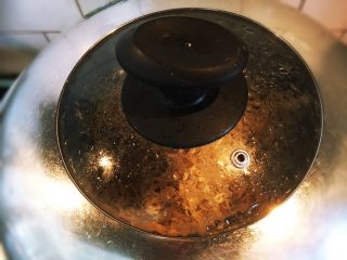 12、豆角焖面,盖上盖子中小火焖制，大约10分钟。