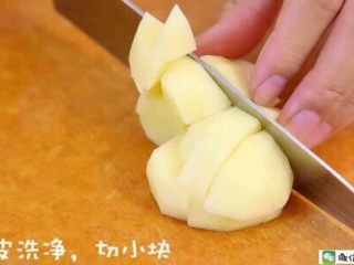 1、香烤土豆塔 宝宝辅食食谱,土豆洗净削皮，切小块。