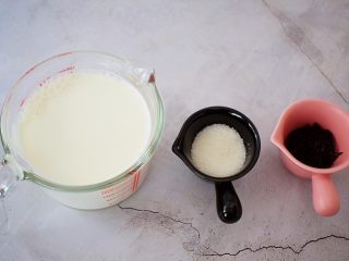 1、焦糖奶茶,准备好材料