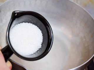 2、焦糖奶茶,奶锅直接烧热后，转小火，再一次性倒入白糖，不停的搅拌，免得糊底了