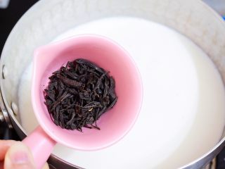 5、焦糖奶茶,加入红茶
