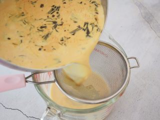 7、焦糖奶茶,再把茶叶过筛出来即可享用好喝的焦糖奶茶了