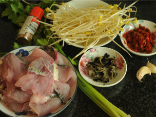 1、川香麻辣鱼,所有食材准备好