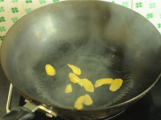 7、川香麻辣鱼,油锅烧热后放入姜片煸香